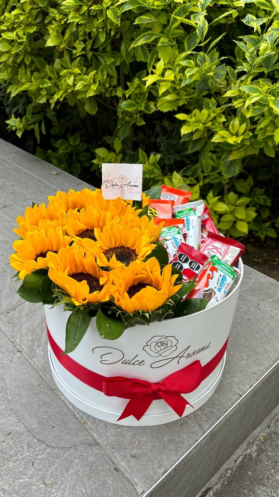 Caja Circular Girasoles y Dulces "FLORES AMARILLAS"