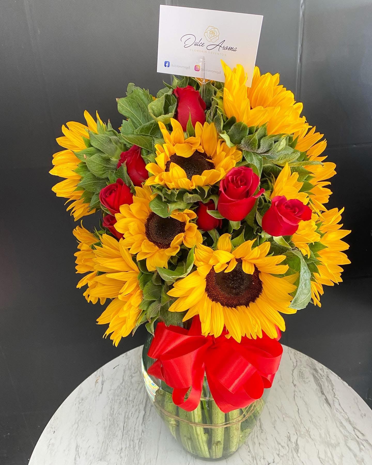 Florero 24 Rosas y 20 Girasoles