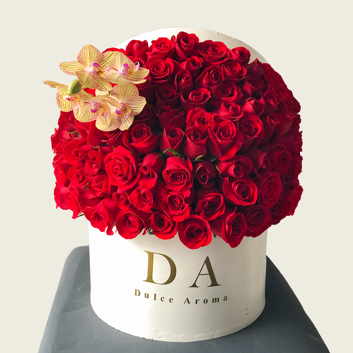 Media esfera rosas y orquídeas