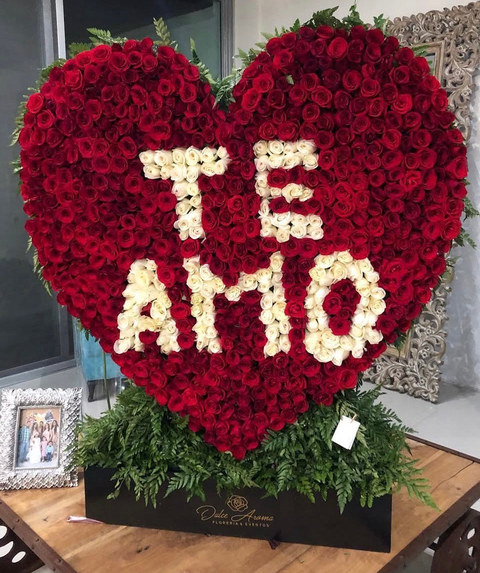 Escultura De Corazón 700 Rosas