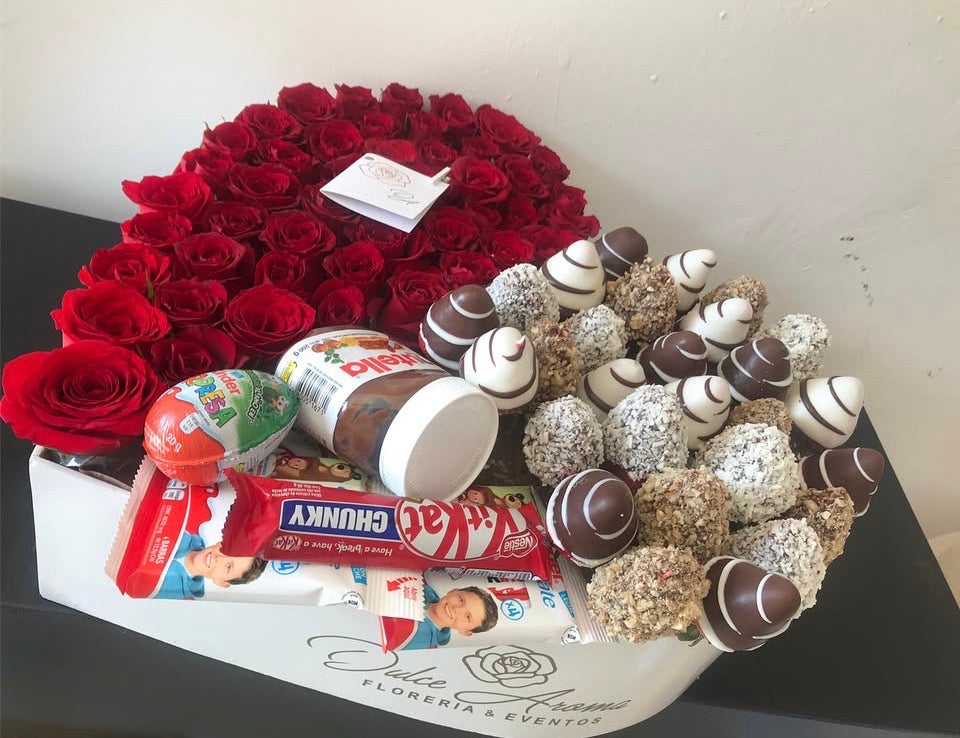 Corazón rosas fresas y chocolates mediano