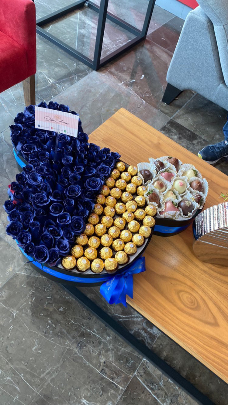 Mickey rosas ferreros y fresas grandes