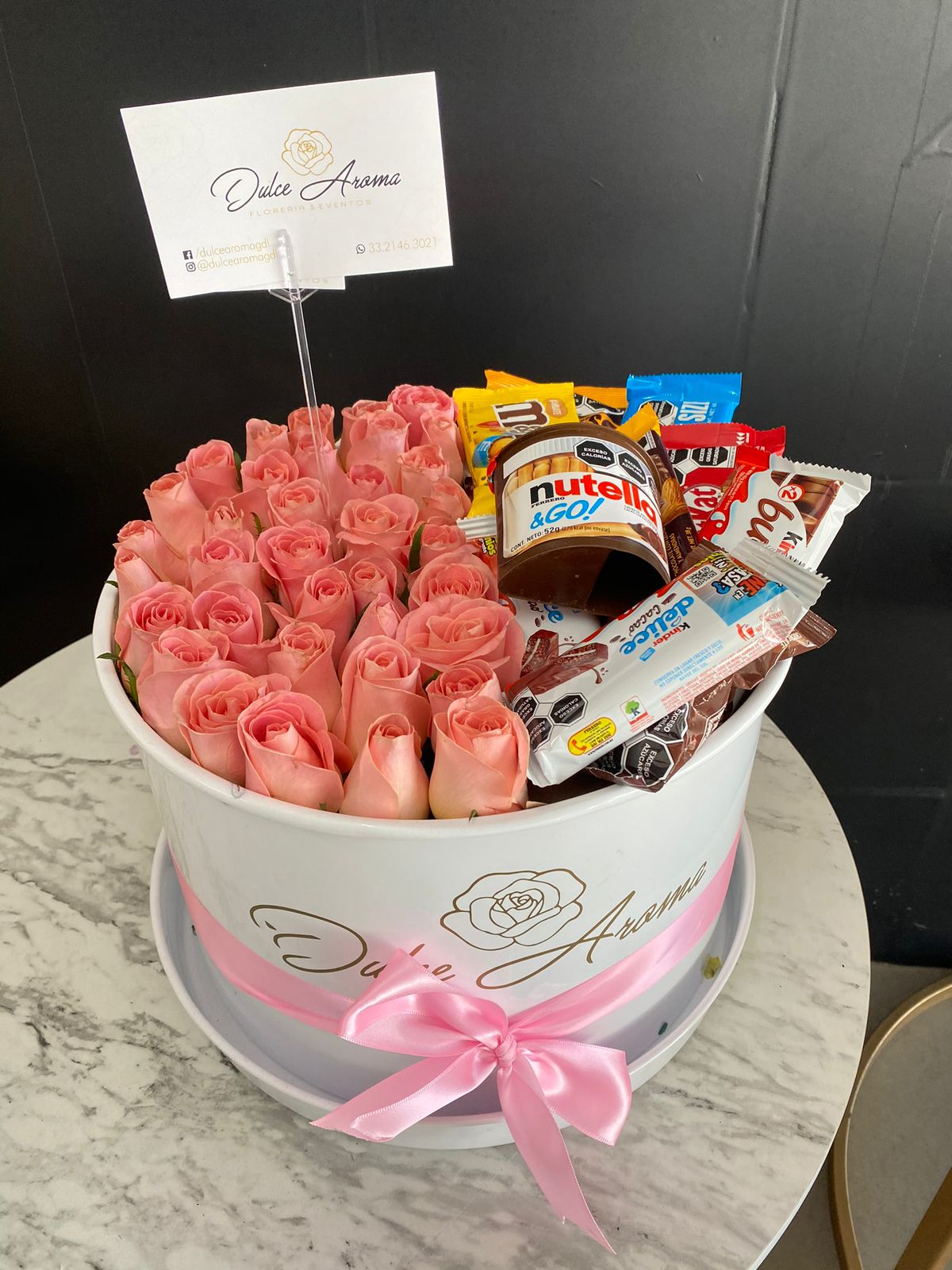Caja circular rosas y dulces