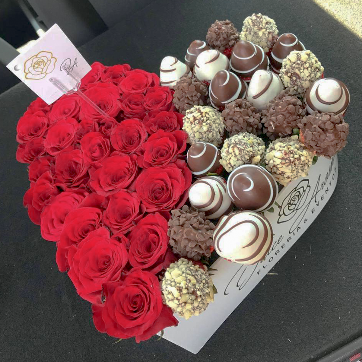 Corazón rosas y fresas con chocolate