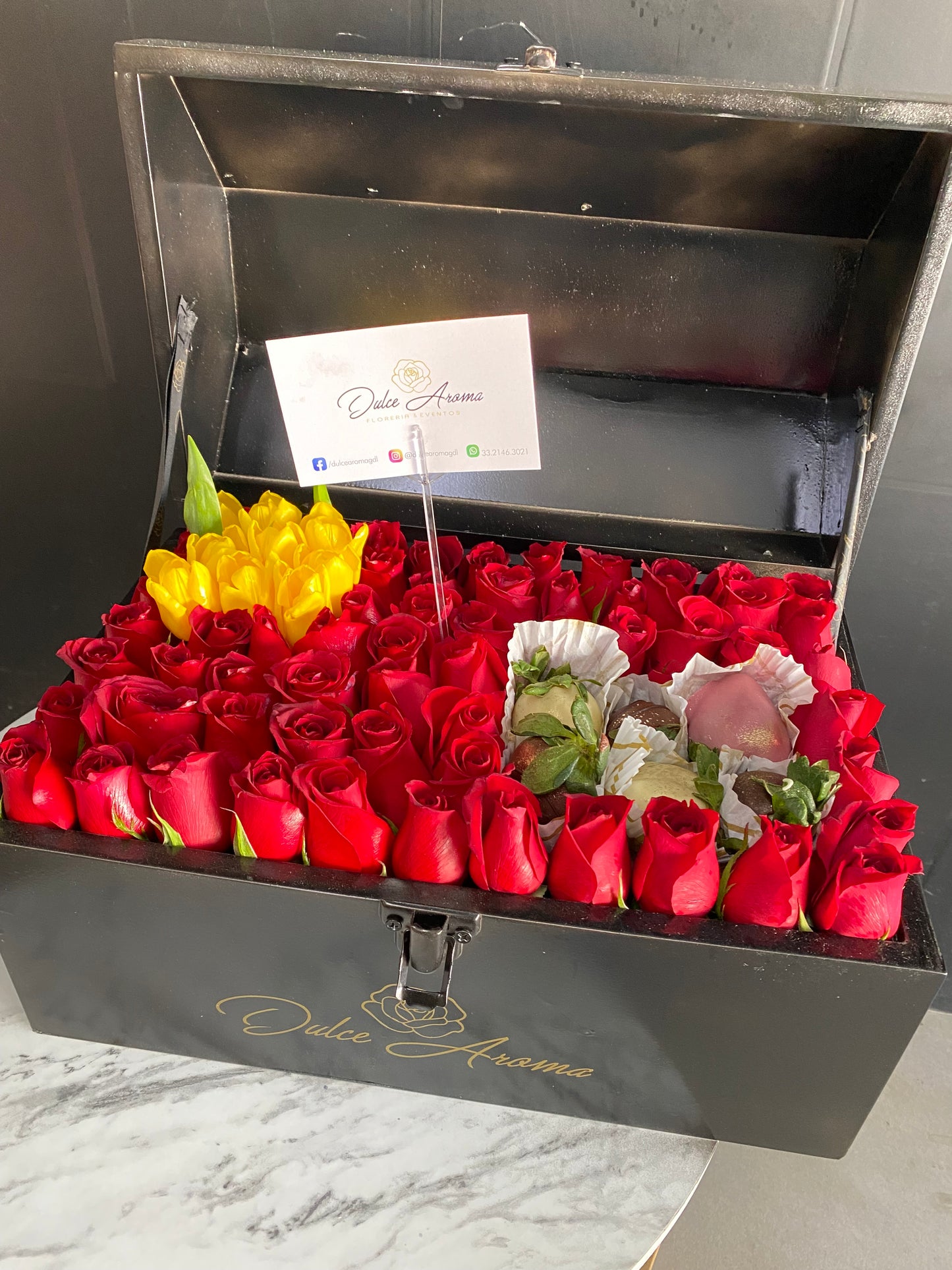 Cofre rosas tulipanes y fresas