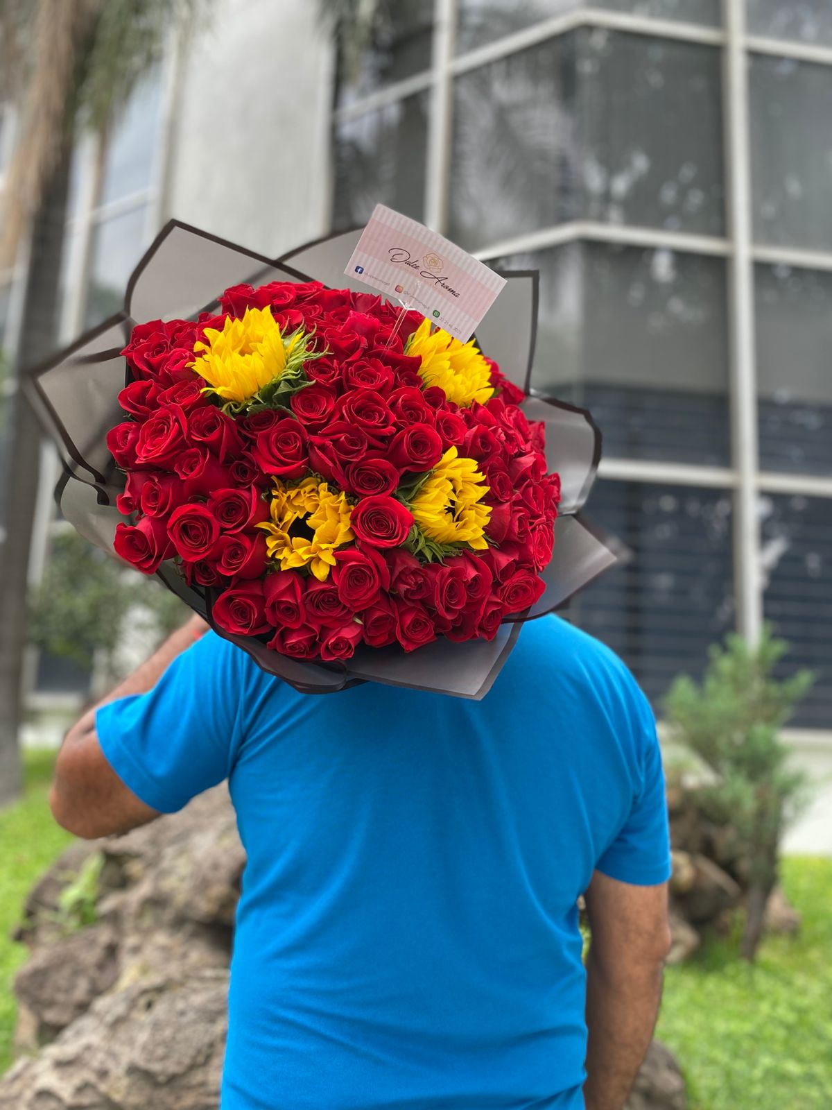 Ramo 100 Rosas y 10 Girasoles