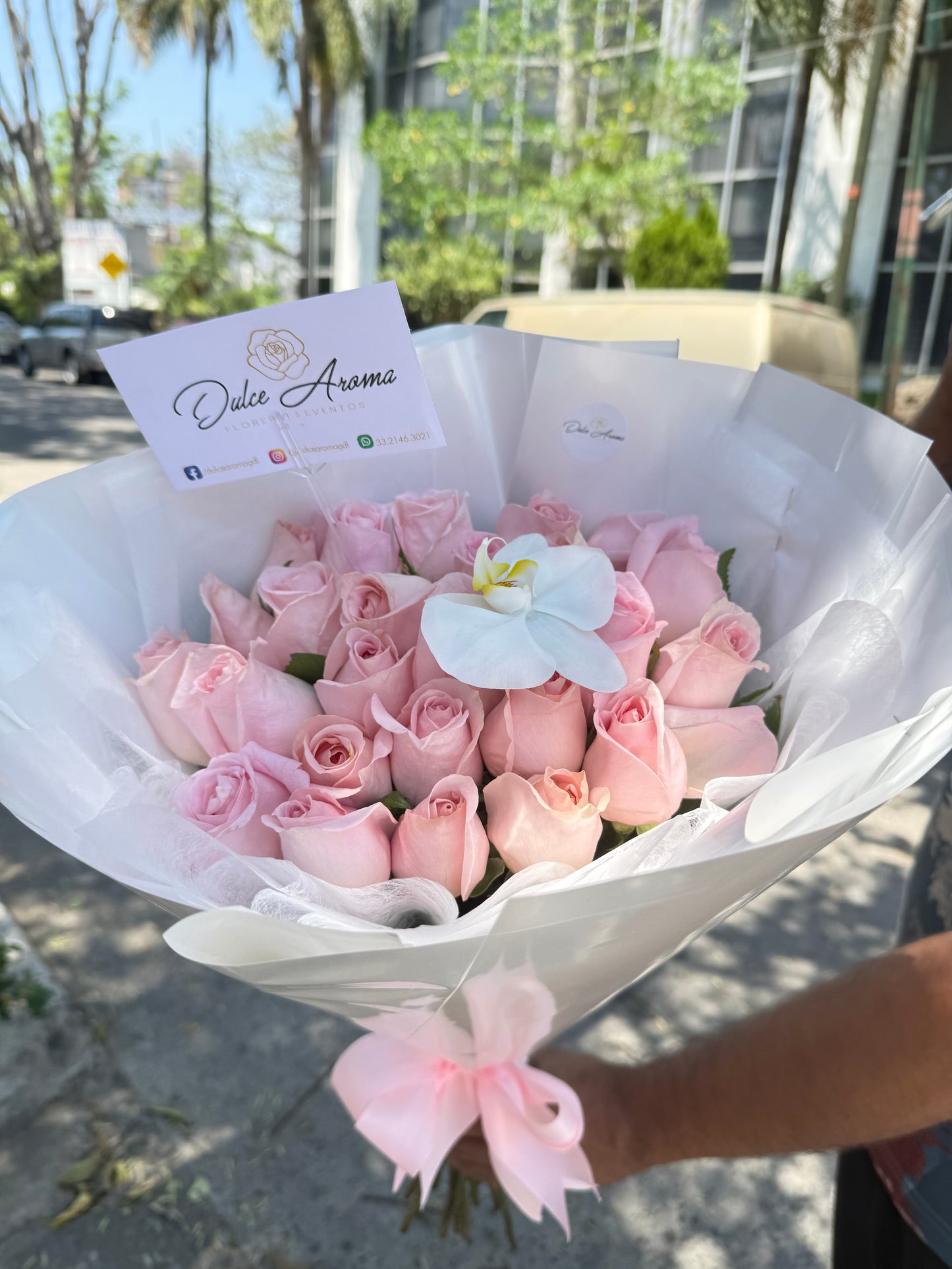 Ramo 24 rosas y orquídeas