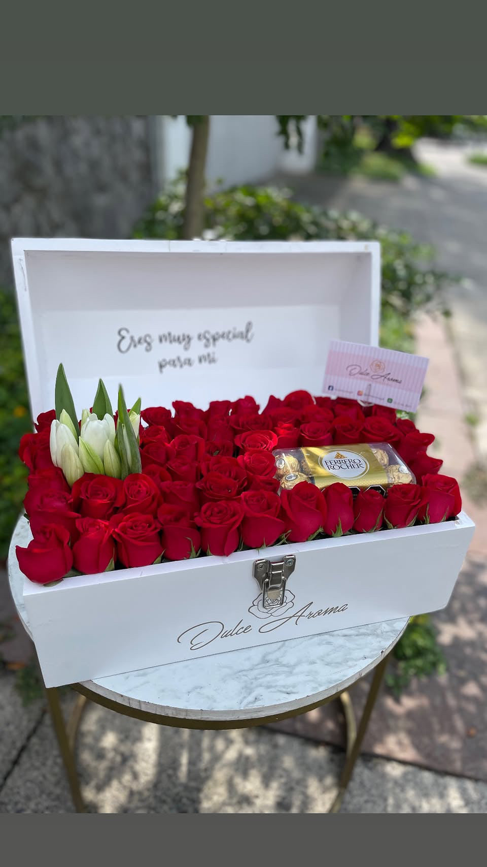 Cofre rosas tulipanes y fresas
