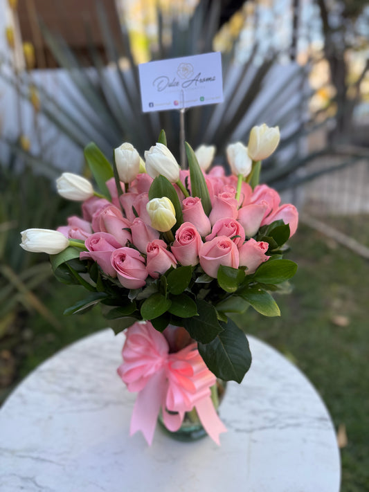 Florero 10 Tulipanes y 50 Rosas