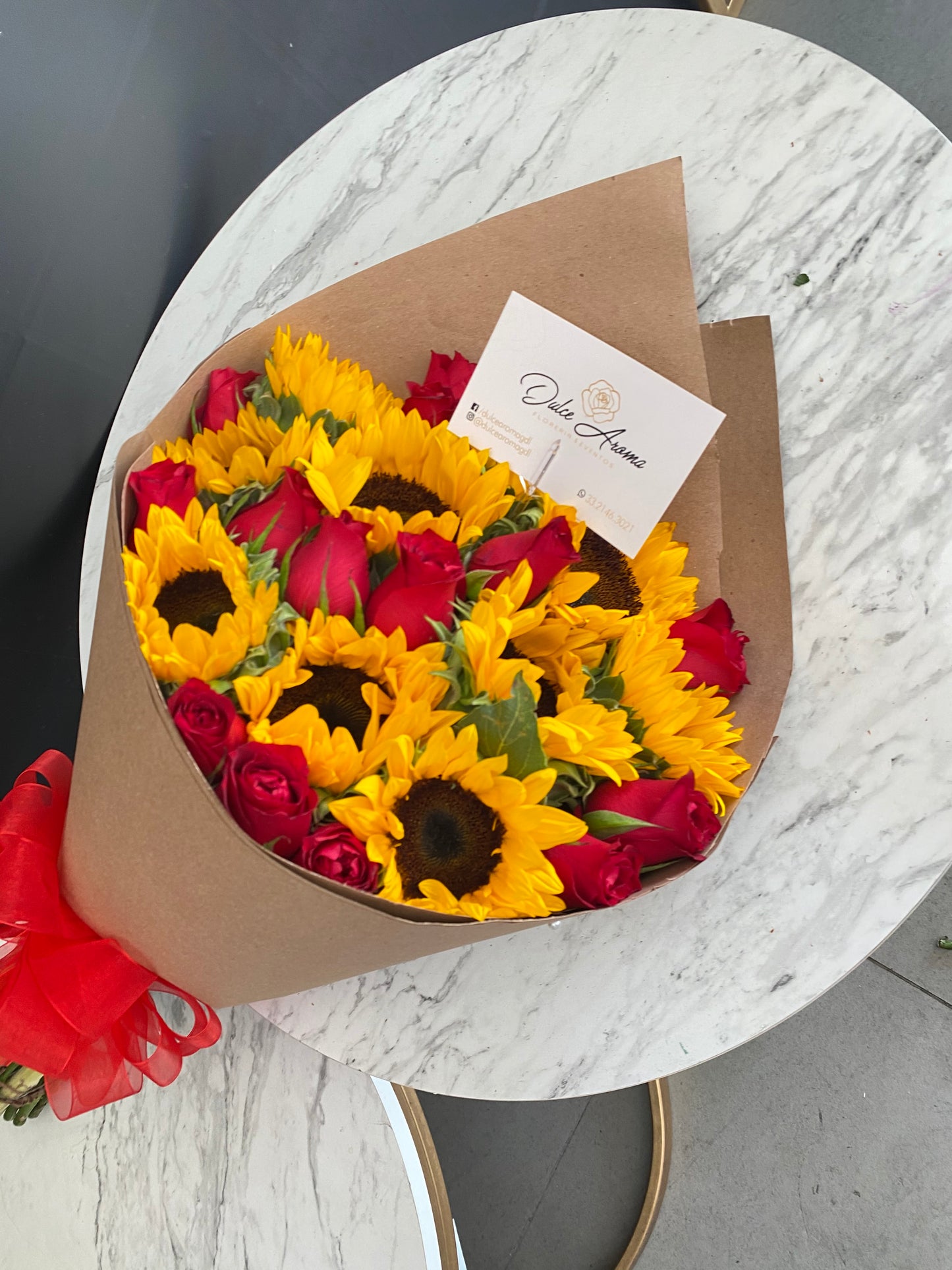 Ramo rosas y girasoles