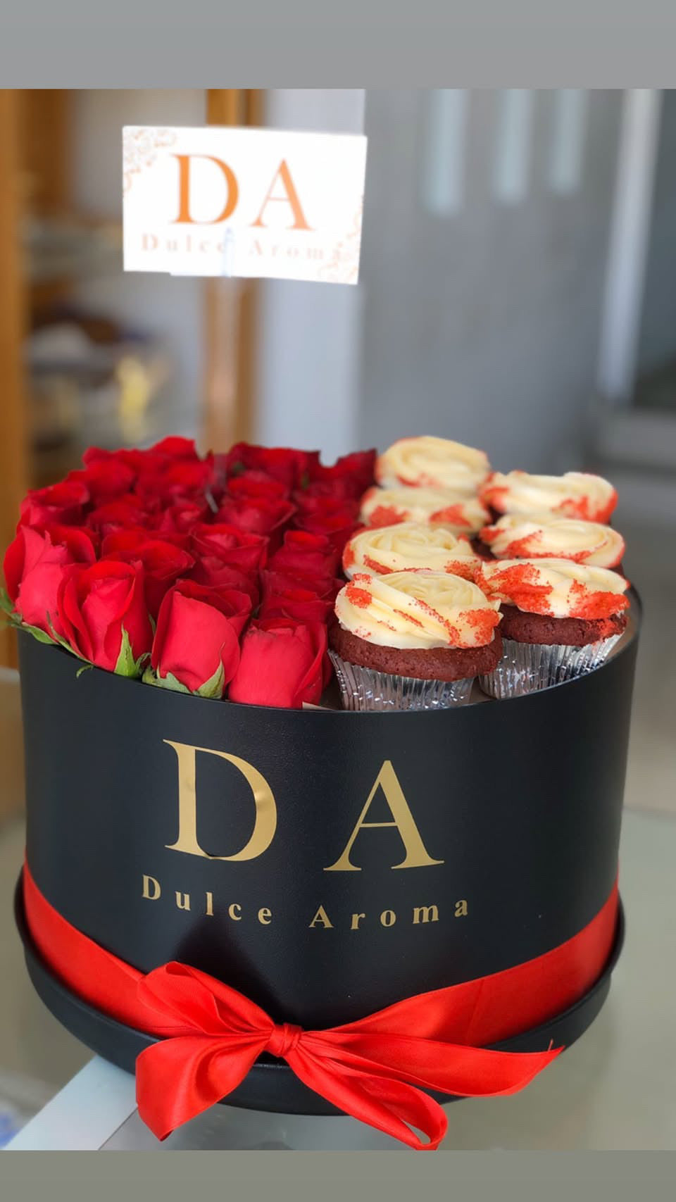 Caja circular pave de rosas y muffins