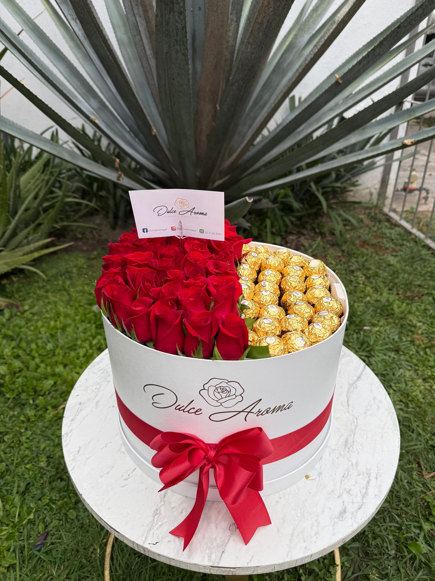Caja circular rosas y ferreros
