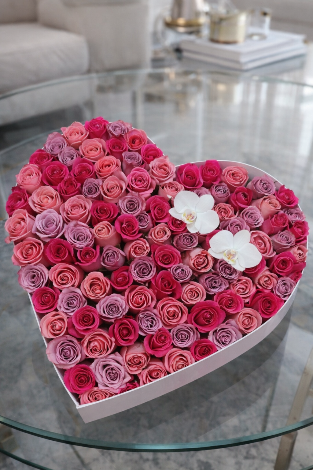 Corazón rosas y orquídea grande