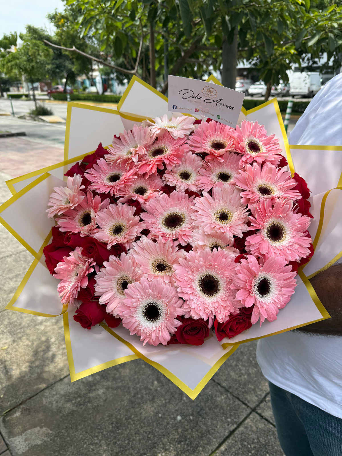 Ramo 100 Rosas y 20 Gerberas