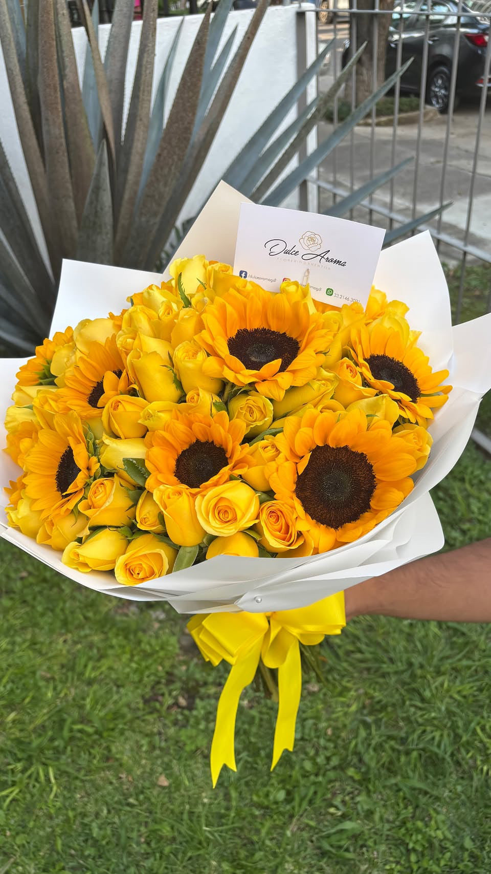 Ramo 50 rosas y 10 girasoles "FLORES AMARILLA"