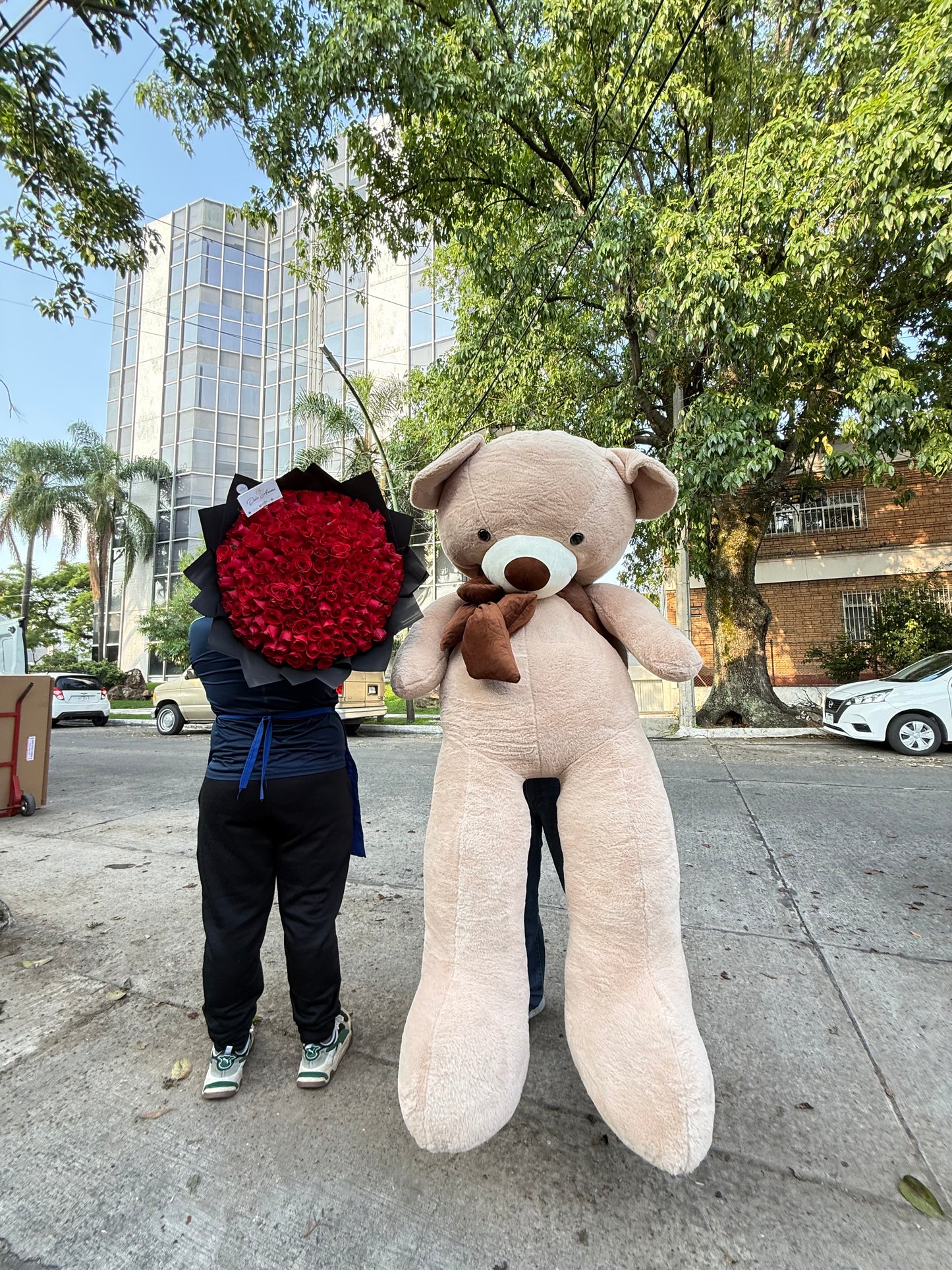 Paquete Ramo 150 Rosas y Oso 2 metros
