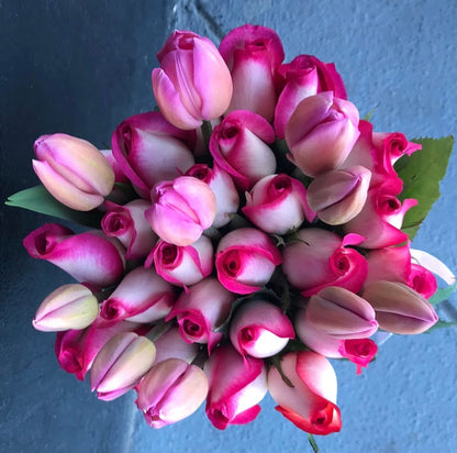 Florero 24 rosas y 10 tulipanes