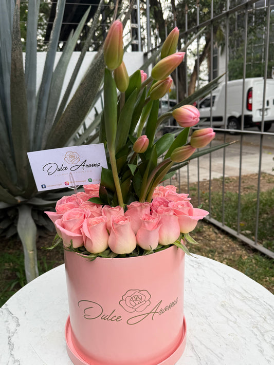 Cilindro rosa y tulipán