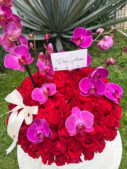 Esfera rosas y orquídeas