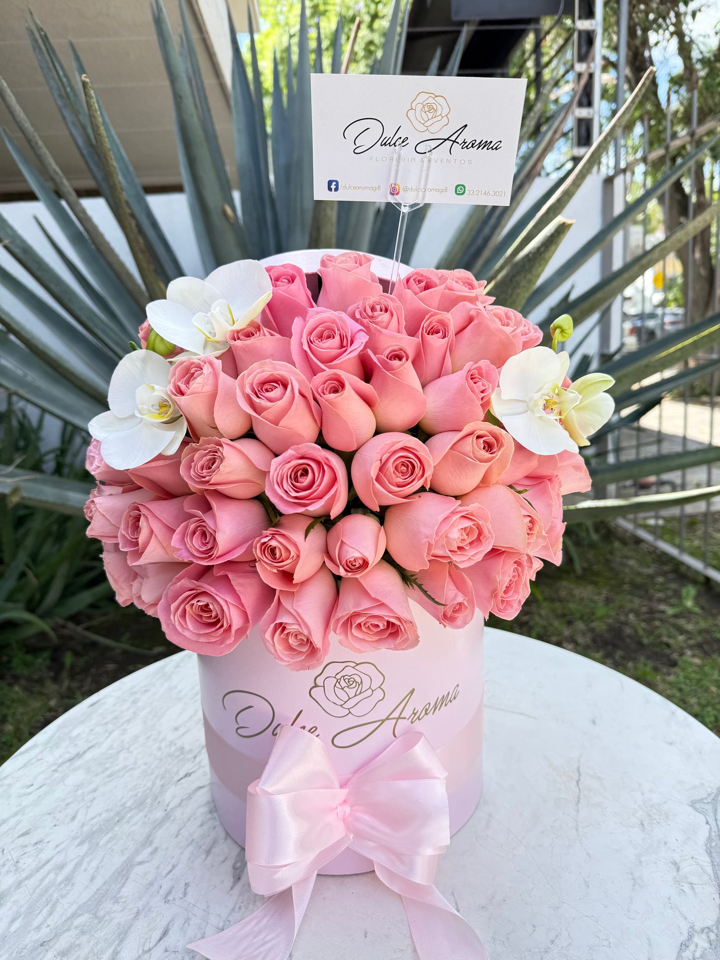 Media esfera rosas y orquídeas
