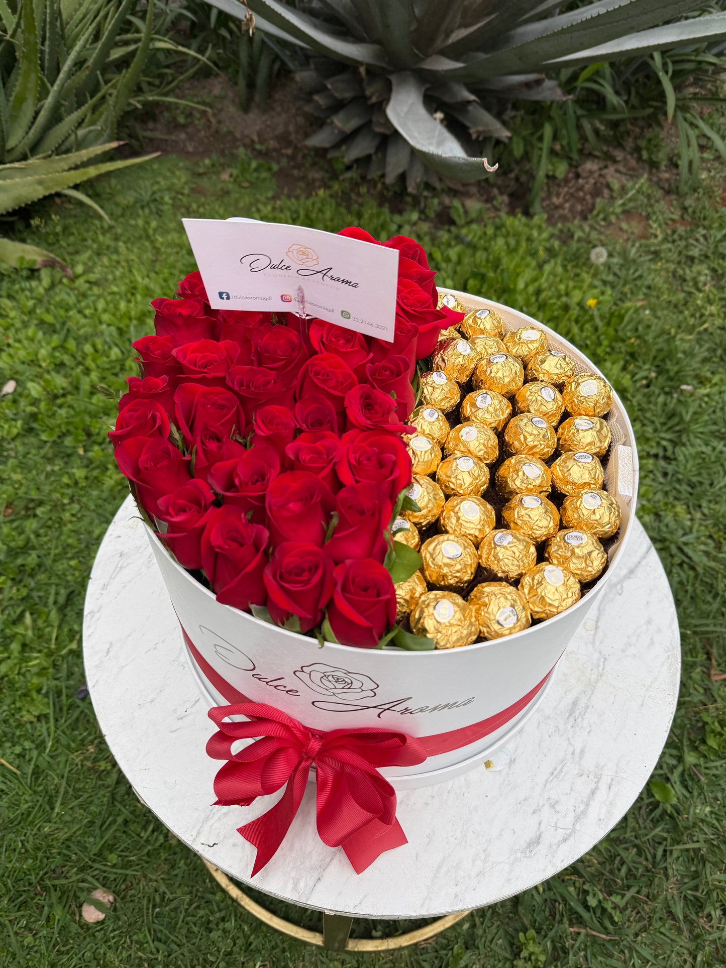 Caja circular rosas y ferreros