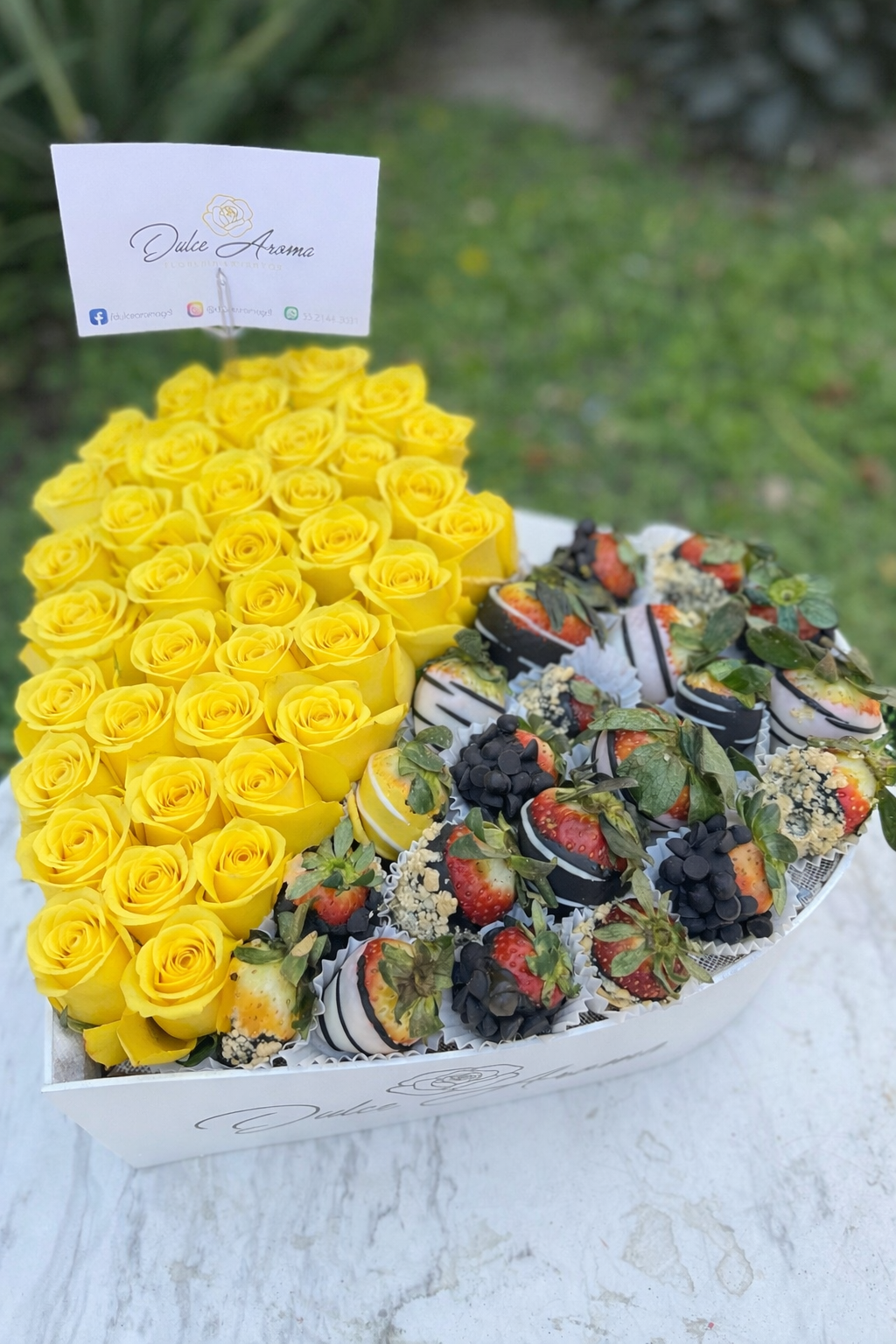 Corazón rosas y fresas mediano "FLORES AMARILLAS"