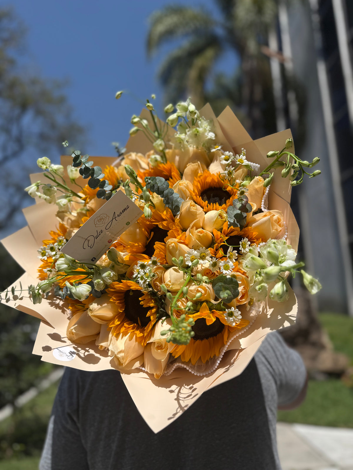 Ramo Golden Bloom 100 Rosas y 10 girasoles "FLORES AMARILLAS"