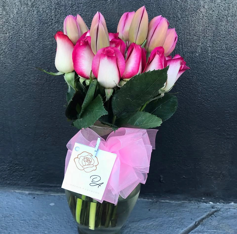 Florero 24 rosas y 10 tulipanes