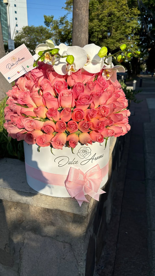 Media esfera rosas y orquideas