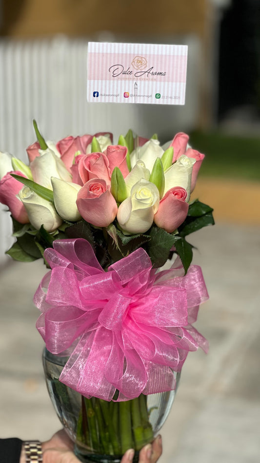 Florero 24 rosas y 10 tulipanes