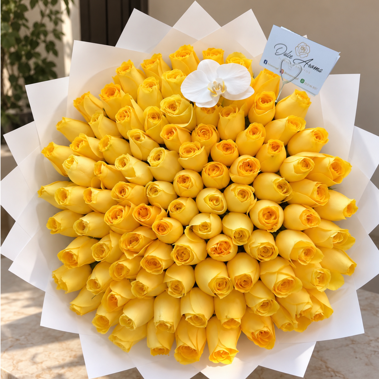 Ramo 100 rosas y 1 Orquídea "FLORES AMARILLAS"