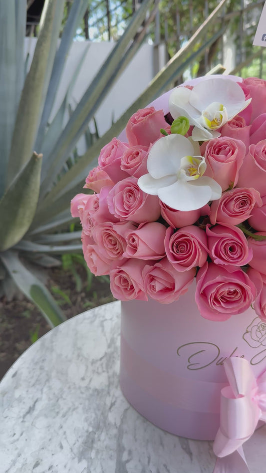 Media esfera rosas y orquídeas
