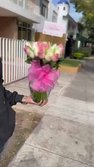 Florero 24 rosas y 10 tulipanes